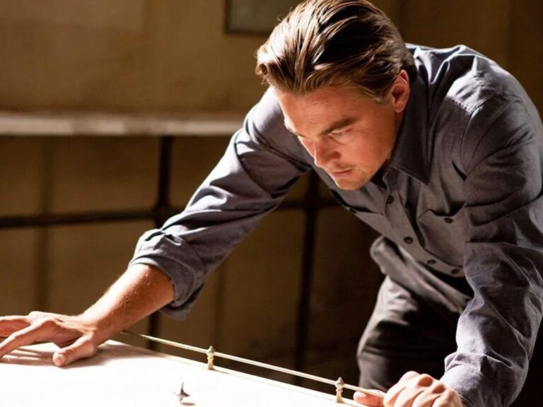 dom cobb melihat totem gasingnya di Inception - menonton.id (3)