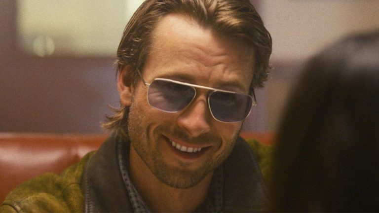 Review Hit Man (2023): Rom-com Thriller yang Unik dan Seru!