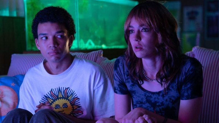 Review I Saw the TV Glow (2024): Perjalanan Mencekam!