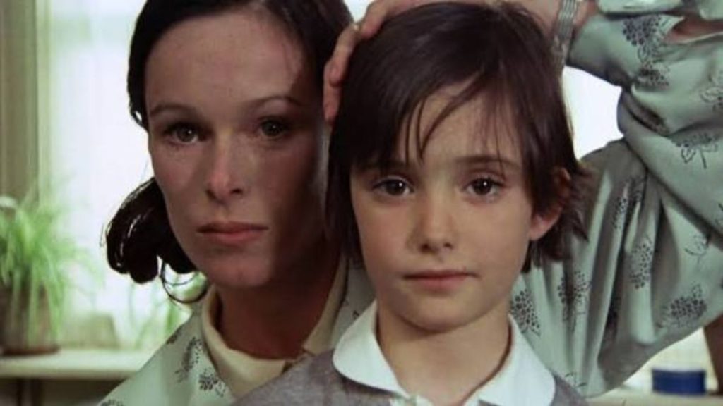 cria cuervos - Menonton.id (8)